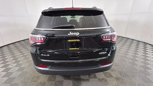 2017 Diamond Black Crystal Pearlcoat Jeep Compass Latitude 4X4 SUV