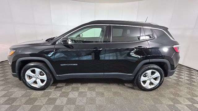 2017 Diamond Black Crystal Pearlcoat Jeep Compass Latitude 4X4 SUV