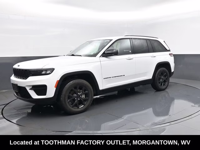 2025 Bright White Clearcoat Jeep Grand Cherokee Altitude 4X4 SUV