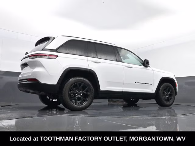 2025 Bright White Clearcoat Jeep Grand Cherokee Altitude 4X4 SUV