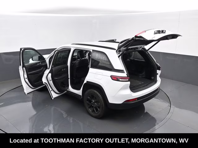2025 Bright White Clearcoat Jeep Grand Cherokee Altitude 4X4 SUV