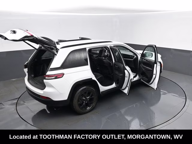 2025 Bright White Clearcoat Jeep Grand Cherokee Altitude 4X4 SUV