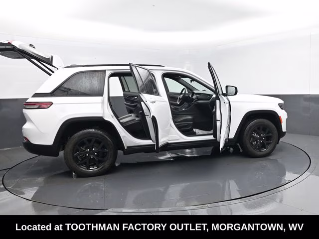2025 Bright White Clearcoat Jeep Grand Cherokee Altitude 4X4 SUV