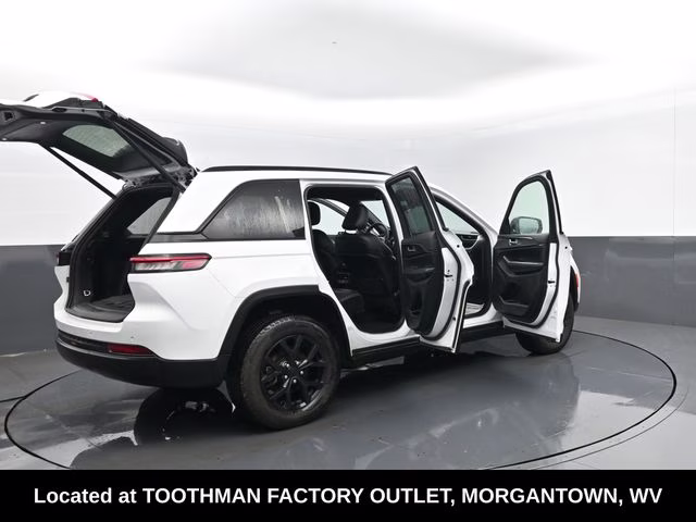 2025 Bright White Clearcoat Jeep Grand Cherokee Altitude 4X4 SUV