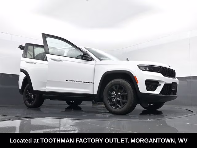 2025 Bright White Clearcoat Jeep Grand Cherokee Altitude 4X4 SUV
