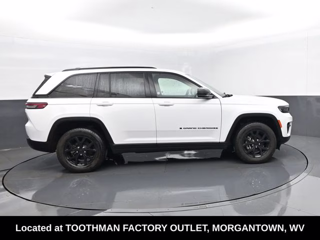 2025 Bright White Clearcoat Jeep Grand Cherokee Altitude 4X4 SUV