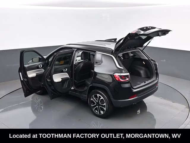 2022 Diamond Black Crystal Pearlcoat Jeep Compass Limited 4X4 SUV