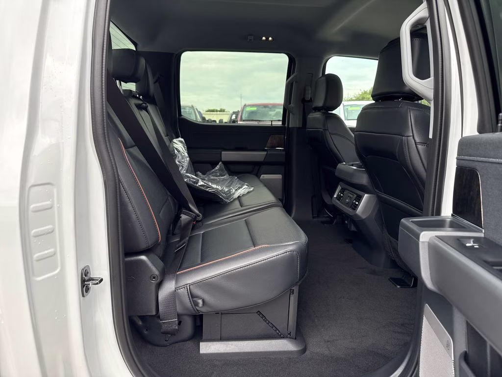 2026 Oxford White Ford Super Duty F-250 SRW Lariat 4X4 Truck
