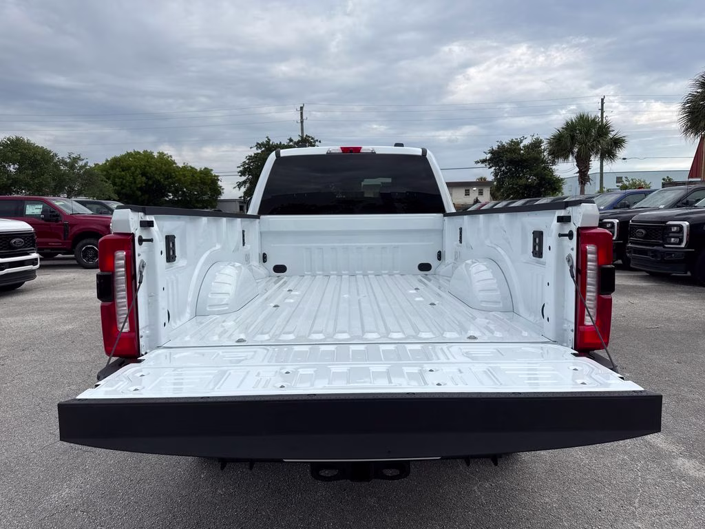2026 Oxford White Ford Super Duty F-250 SRW Lariat 4X4 Truck