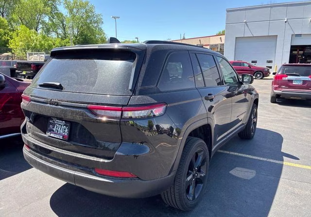 2024 Diamond Black Crystal Pearlcoat Jeep Grand Cherokee Altitude X 4X4 SUV
