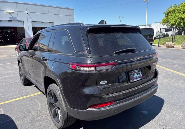 2024 Diamond Black Crystal Pearlcoat Jeep Grand Cherokee Altitude X 4X4 SUV