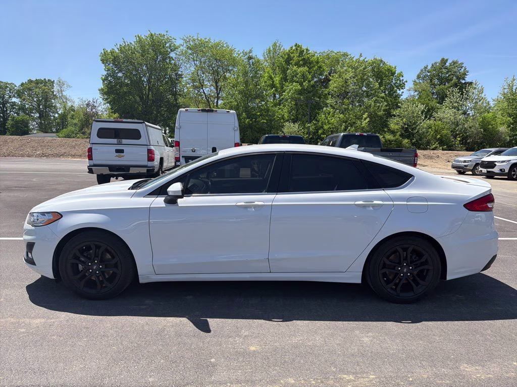 2019 Oxford White Ford Fusion SE FWD Sedan