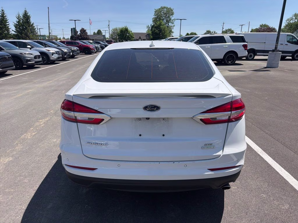 2019 Oxford White Ford Fusion SE FWD Sedan