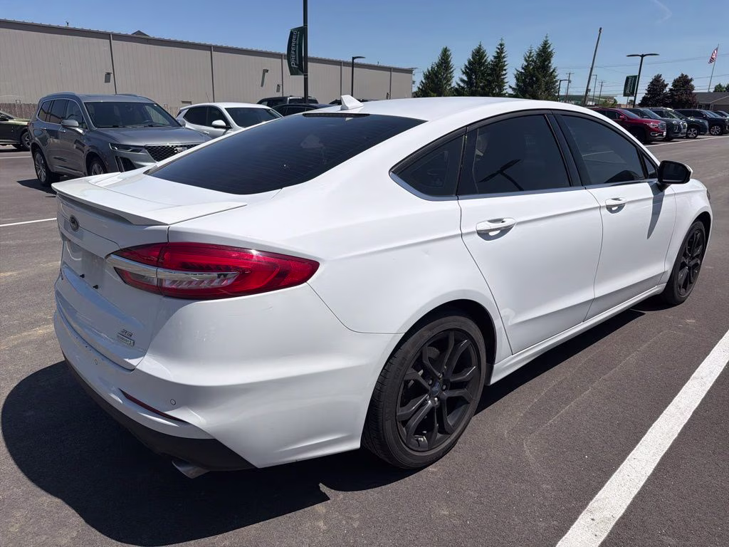 2019 Oxford White Ford Fusion SE FWD Sedan