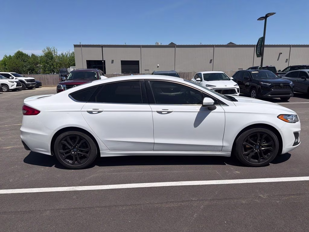 2019 Oxford White Ford Fusion SE FWD Sedan