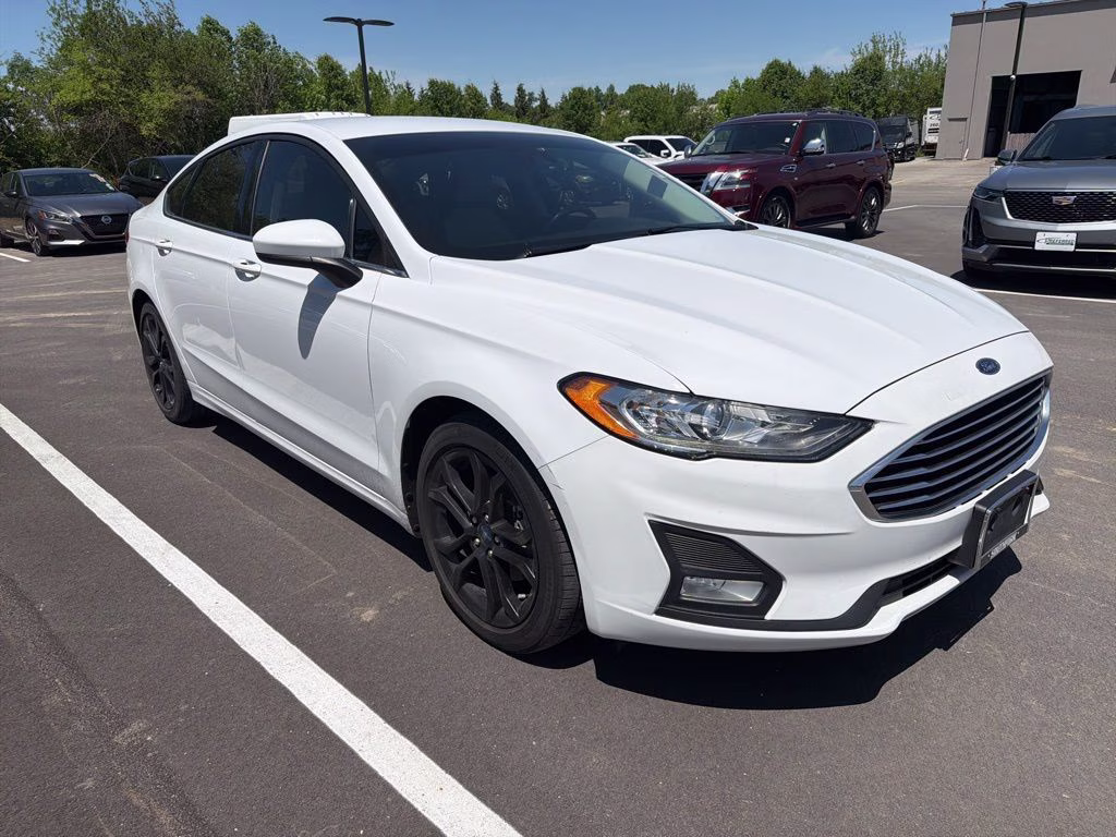 2019 Oxford White Ford Fusion SE FWD Sedan