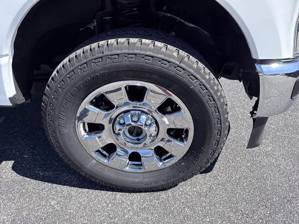 2024 Oxford White Ford Super Duty F-350 SRW Lariat 4X4 Truck
