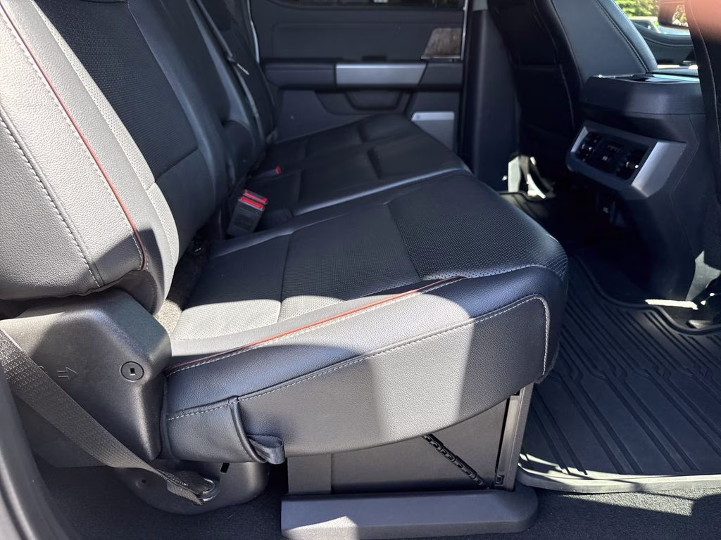 2024 Oxford White Ford Super Duty F-350 SRW Lariat 4X4 Truck