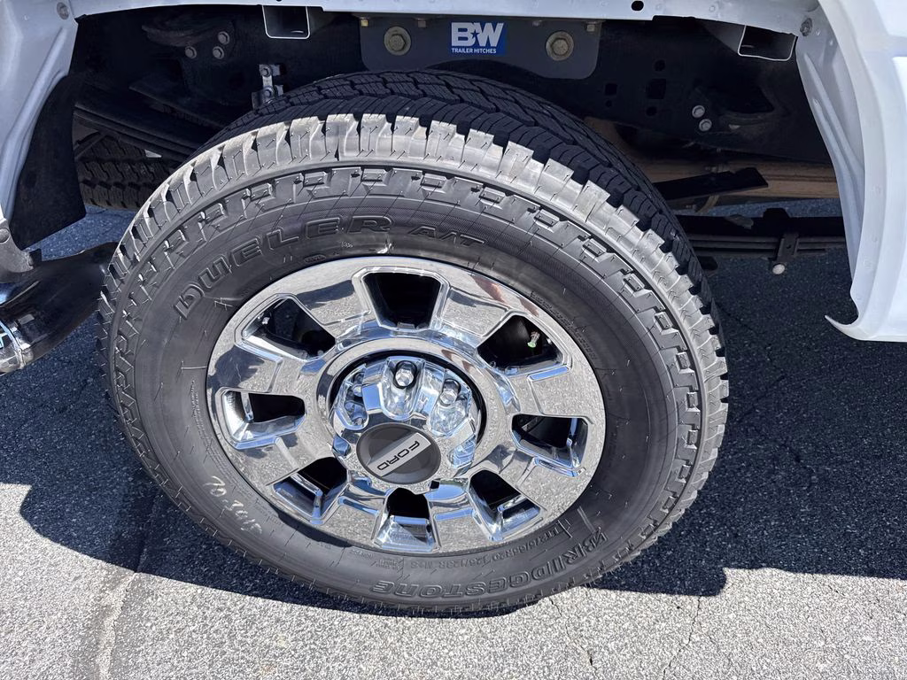 2024 Oxford White Ford Super Duty F-350 SRW Lariat 4X4 Truck