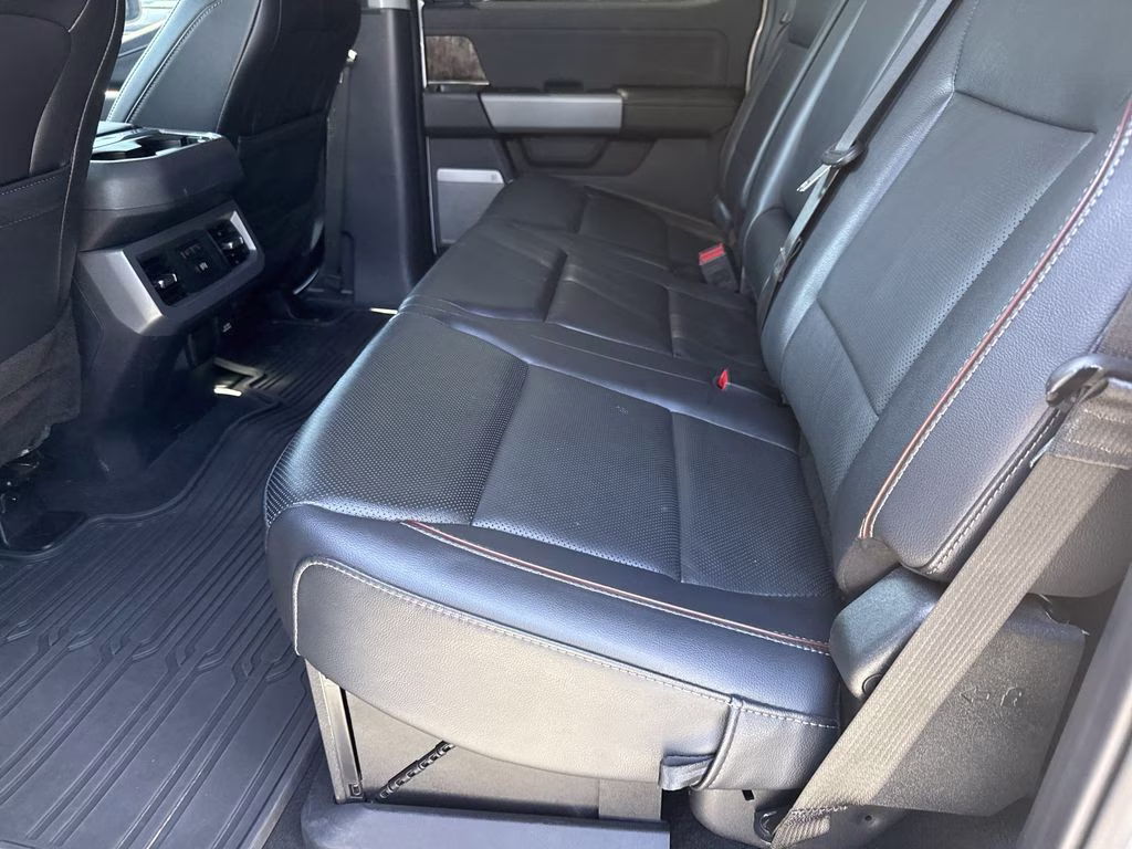 2024 Oxford White Ford Super Duty F-350 SRW Lariat 4X4 Truck