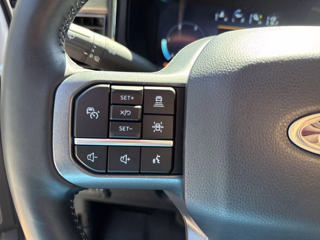 2024 Oxford White Ford Super Duty F-350 SRW Lariat 4X4 Truck