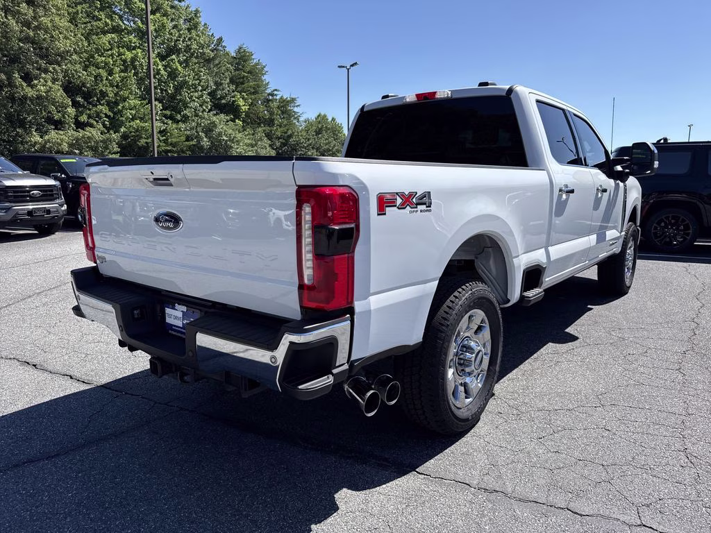 2024 Oxford White Ford Super Duty F-350 SRW Lariat 4X4 Truck