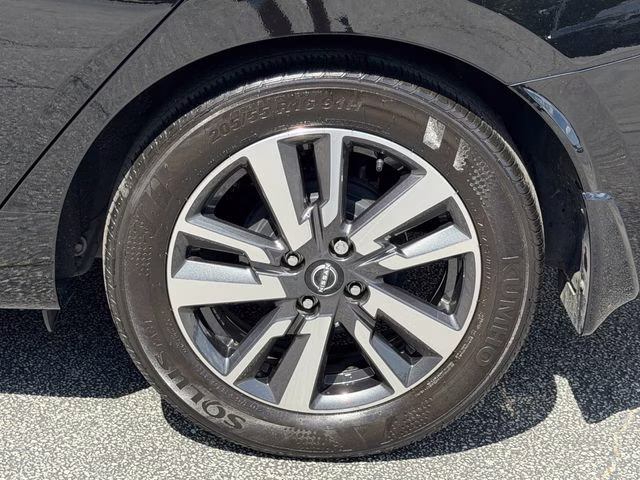 2024 Super Black Metallic Nissan Versa 1.6 SV FWD Sedan