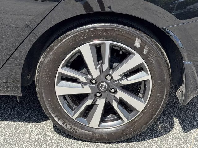 2024 Super Black Metallic Nissan Versa 1.6 SV FWD Sedan