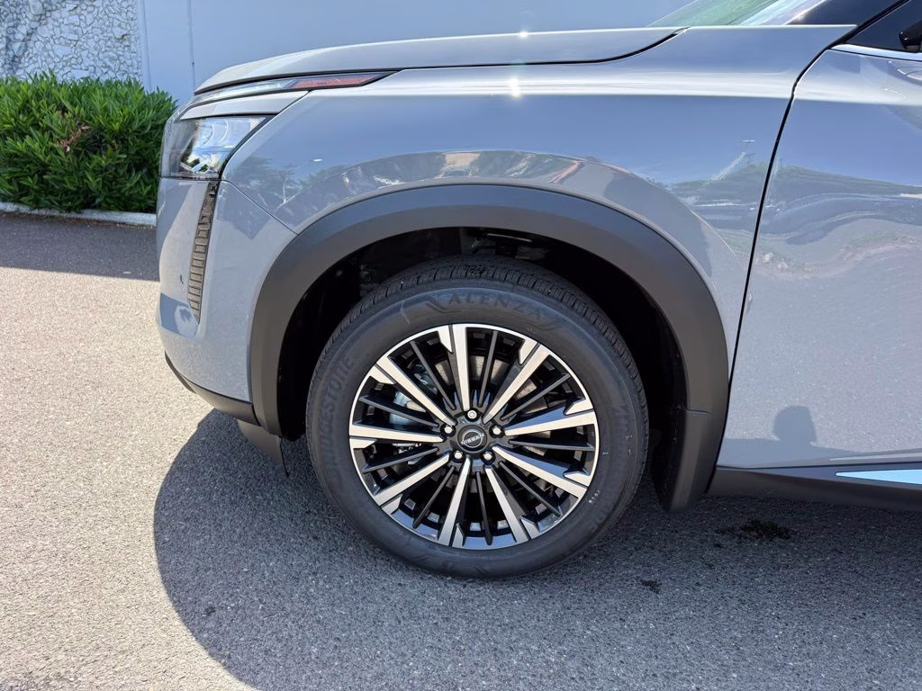 2026 Boulder Gray/Super Black Nissan Pathfinder Platinum 4X4 SUV