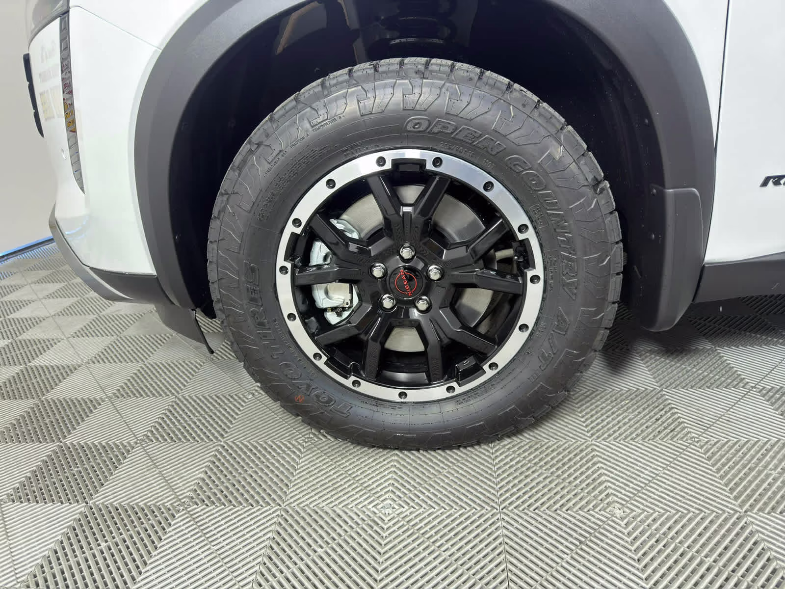 2026 Everest White Pearl Tricoat/Super Black Nissan Pathfinder Rock Creek 4X4 SUV