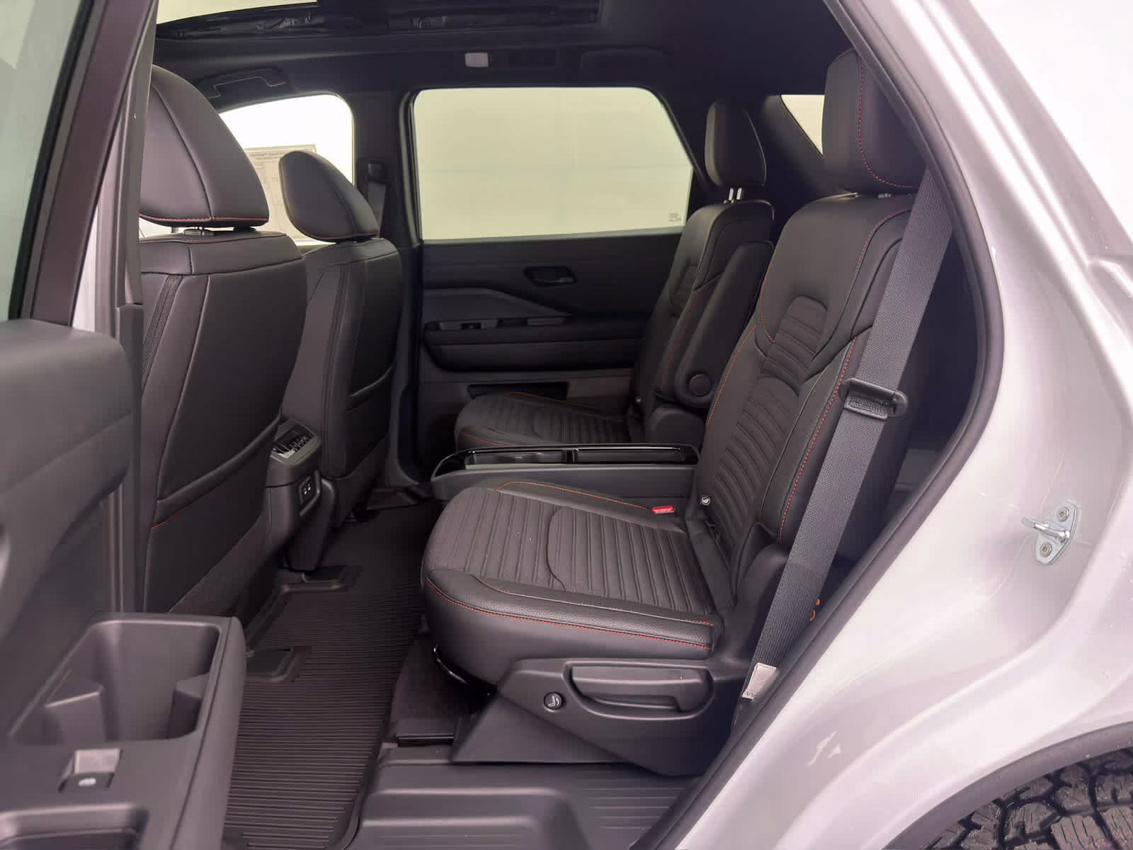 2026 Everest White Pearl Tricoat/Super Black Nissan Pathfinder Rock Creek 4X4 SUV