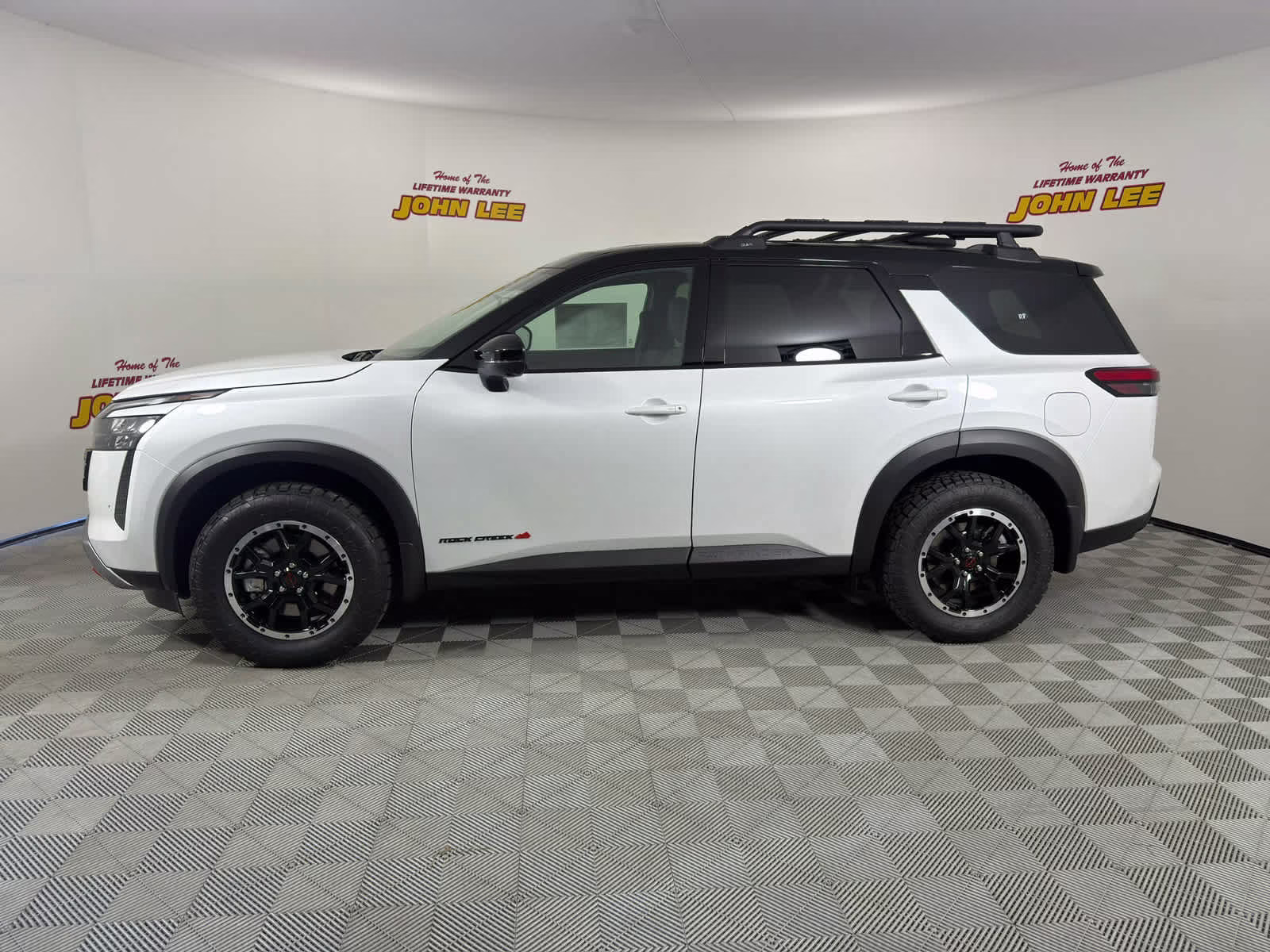 2026 Everest White Pearl Tricoat/Super Black Nissan Pathfinder Rock Creek 4X4 SUV