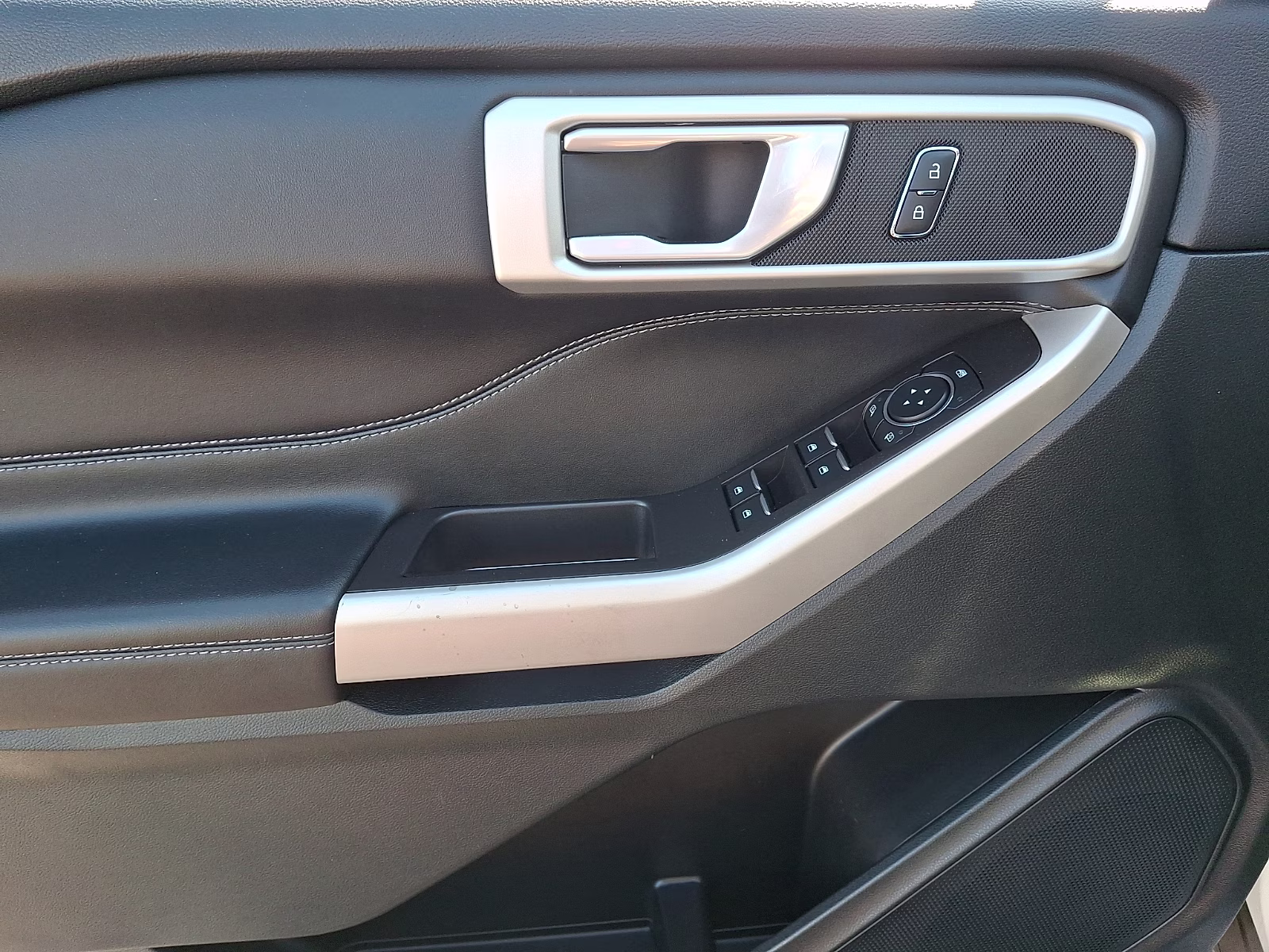 2023 Star White Metallic Tri-Coat - AZ Ford Explorer XLT 4X4