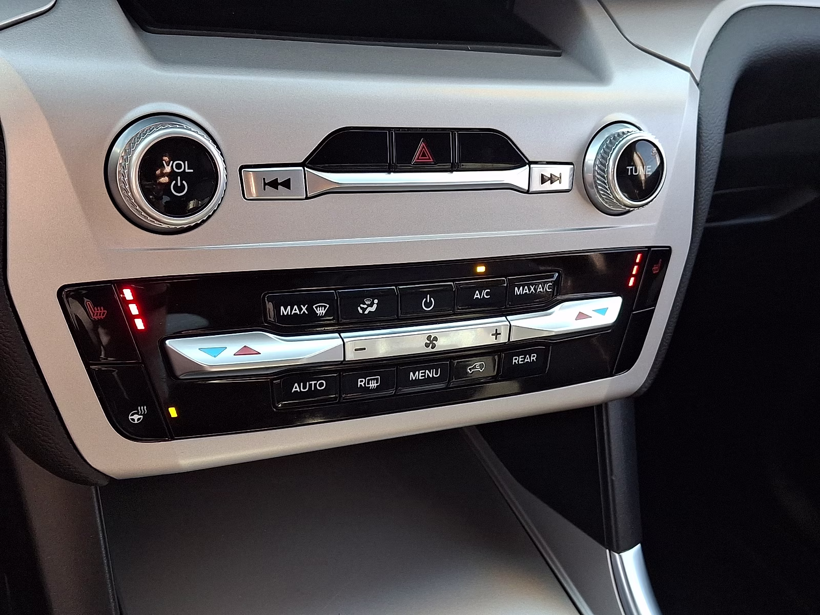 2023 Star White Metallic Tri-Coat - AZ Ford Explorer XLT 4X4