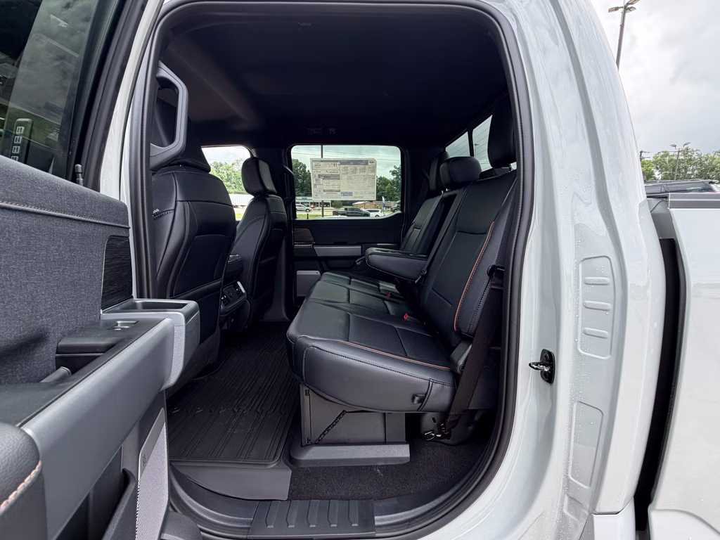 2026 Avalanche Ford F-150 LARIAT 4X4 Truck