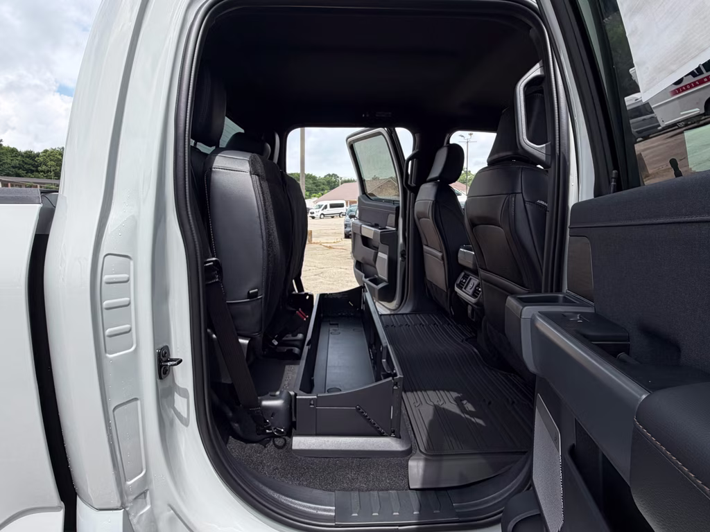 2026 Avalanche Ford F-150 LARIAT 4X4 Truck