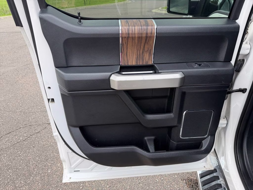 2019 White Platinum Metallic Tri-Coat Ford F-150 Lariat w/Tow & Chrome Appearance & Twin Panel Moon 4X4 Truck