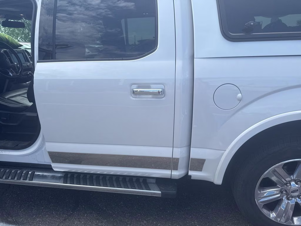 2019 White Platinum Metallic Tri-Coat Ford F-150 Lariat 4X4 Truck
