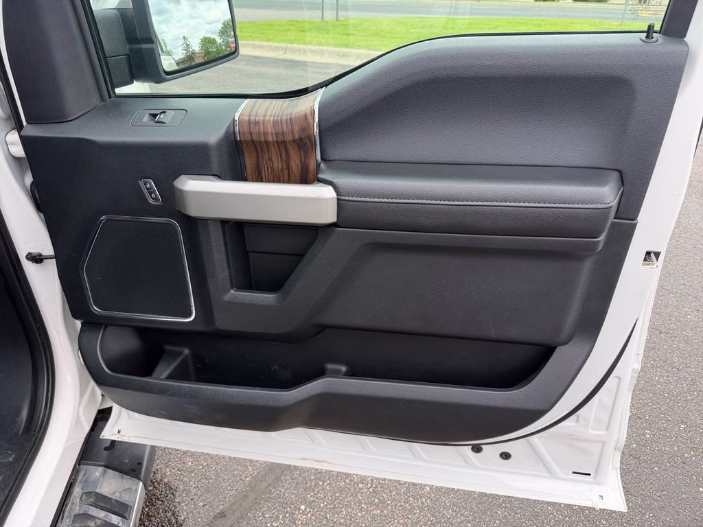 2019 White Platinum Metallic Tri-Coat Ford F-150 Lariat w/Tow & Chrome Appearance & Twin Panel Moon 4X4 Truck