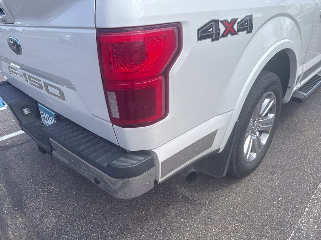 2019 White Platinum Metallic Tri-Coat Ford F-150 Lariat 4X4 Truck