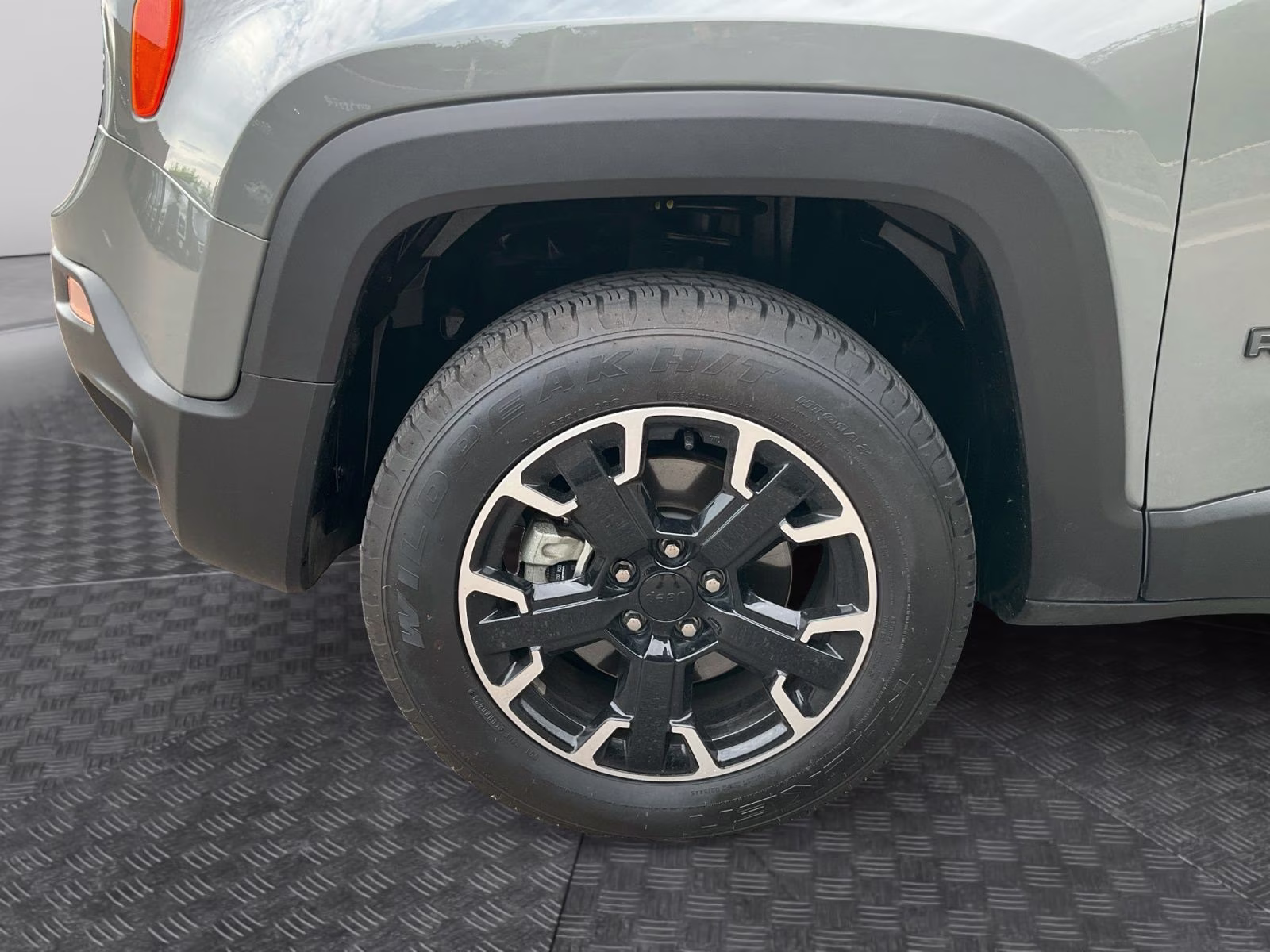 2023 Sting-Gray Clearcoat Jeep Renegade Latitude 4X4 SUV