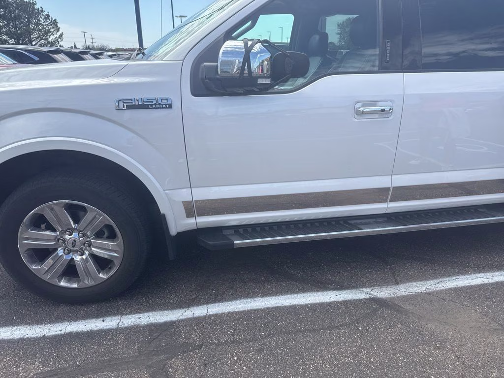 2019 White Platinum Metallic Tri-Coat Ford F-150 Lariat 4X4 Truck