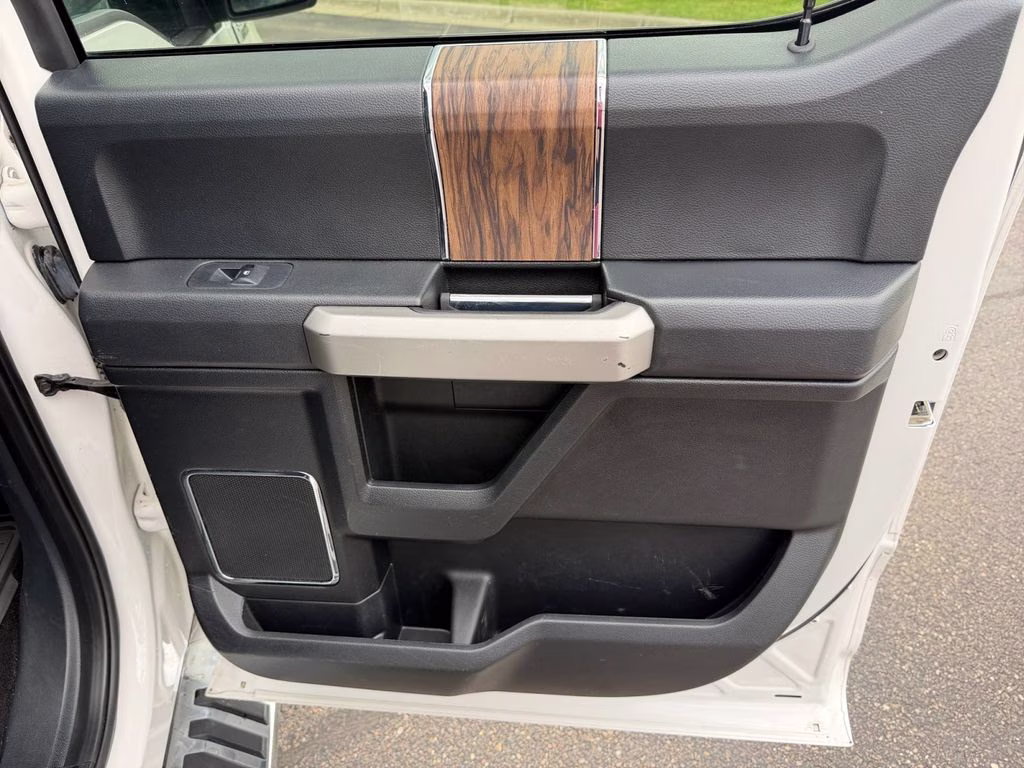 2019 White Platinum Metallic Tri-Coat Ford F-150 Lariat w/Tow & Chrome Appearance & Twin Panel Moon 4X4 Truck