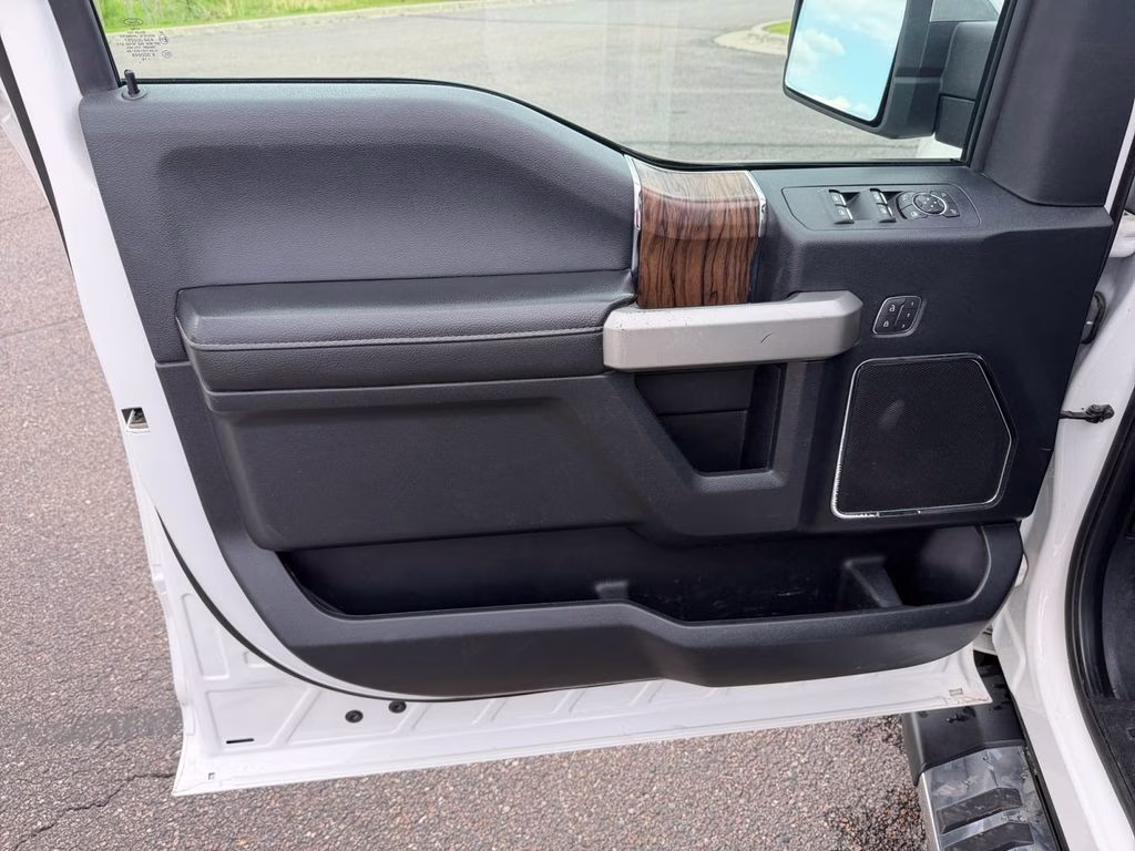 2019 White Platinum Metallic Tri-Coat Ford F-150 Lariat w/Tow & Chrome Appearance & Twin Panel Moon 4X4 Truck