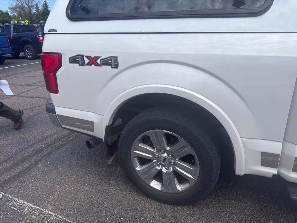 2019 White Platinum Metallic Tri-Coat Ford F-150 Lariat 4X4 Truck