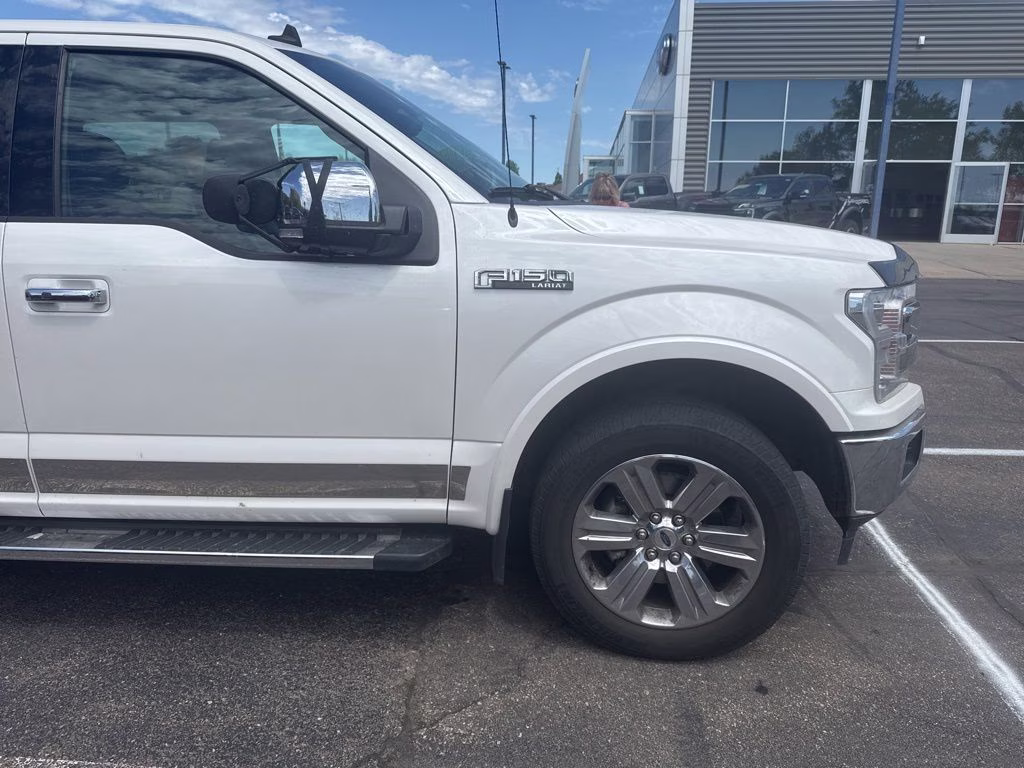 2019 White Platinum Metallic Tri-Coat Ford F-150 Lariat 4X4 Truck