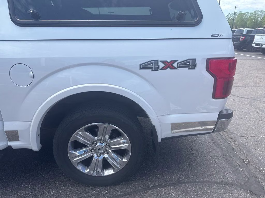 2019 White Platinum Metallic Tri-Coat Ford F-150 Lariat 4X4 Truck