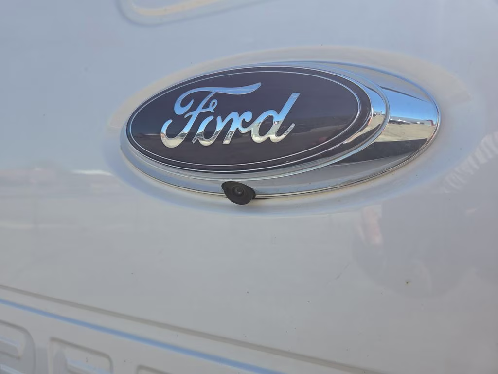2015 White Ford Super Duty F-350 SRW Lariat 4X4 Truck