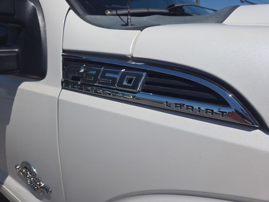 2015 White Ford Super Duty F-350 SRW Lariat 4X4 Truck