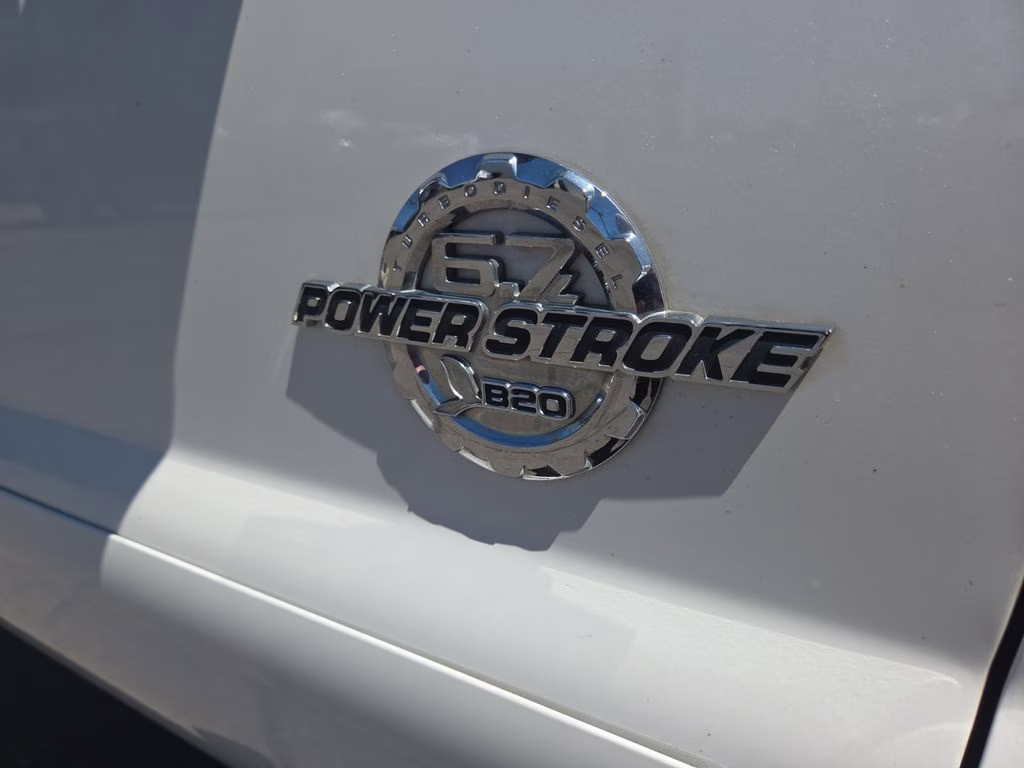 2015 White Ford Super Duty F-350 SRW Lariat 4X4 Truck